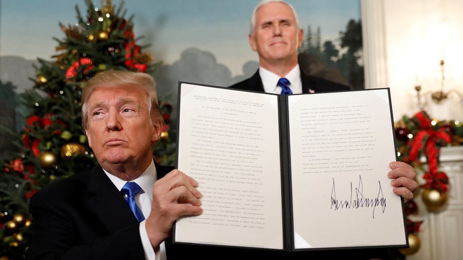 Trump holds up the Jerusalem decree.