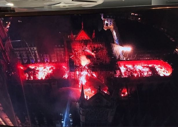 Das brennende Kreuz von Notre-Dame